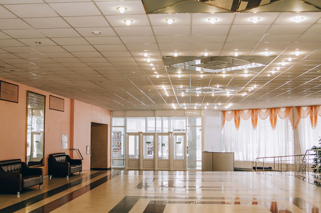 люберцы дворец культуры фойе. дворец культуры эльмаш фойе. вестибюль школы. дк калинина фойе. фойе школы.